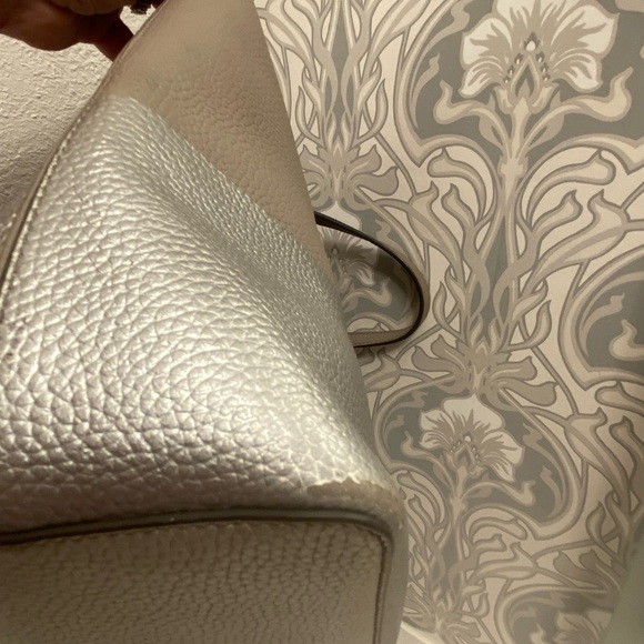 Tory!! EUC Tory Burch Huge Bag w/ Tassell - Picture 12 of 12